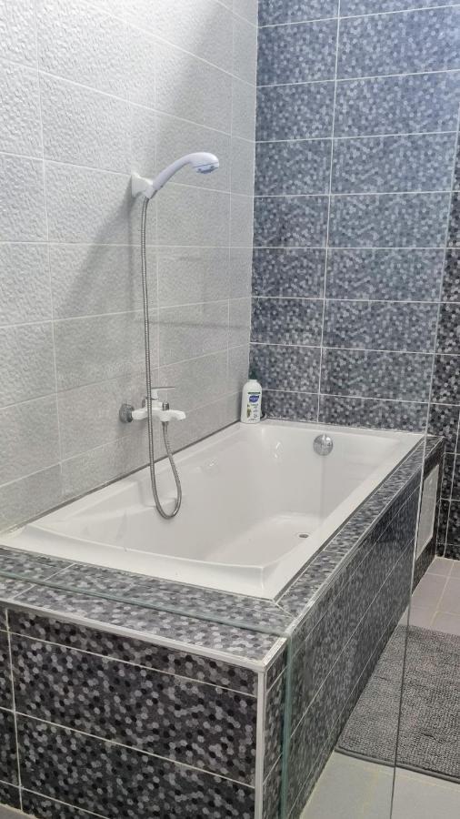 Villa Bolati, Avec Piscine, Jacuzzi, Jardin Et Vue Bonoua Exterior foto